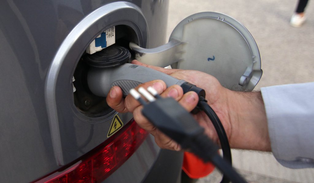 Autos eléctricos en Chile: En 2030 hasta un 10% de la población podría tener uno