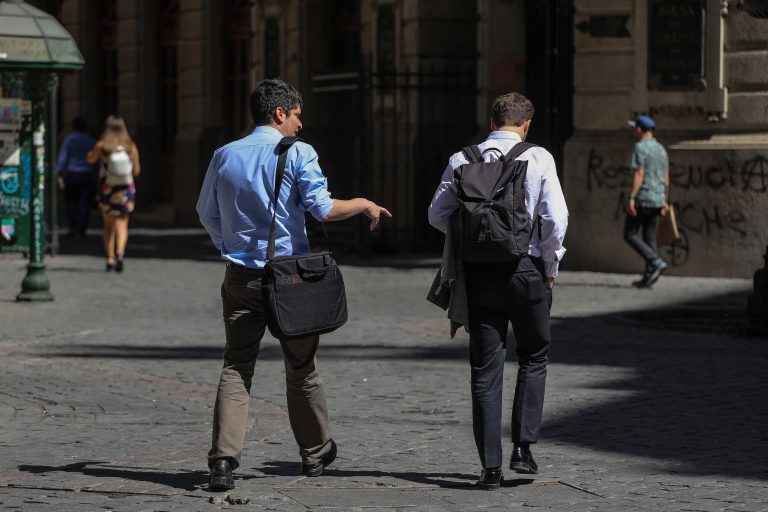 Mercado laboral chileno pierde más de 88 mil empleos formales y jóvenes enfrentan fuerte alza del desempleo