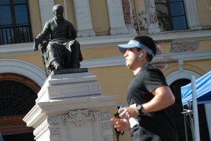 Revisa los cortes de tránsito en Santiago este domingo por corrida de la Universidad de Chile