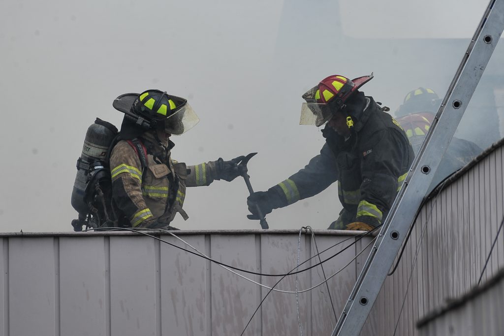 Incendio afecta a 20 departamentos en San Bernardo