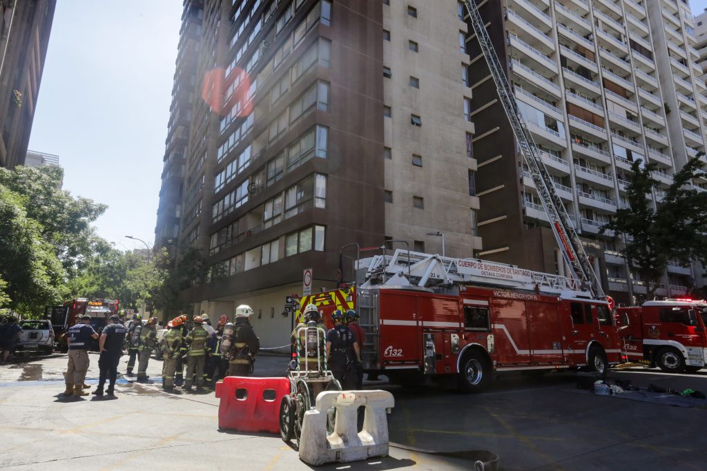 Incendio en edificio de Santiago deja tres heridos y moviliza a 10 compañías de Bomberos