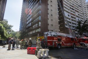 Incendio en edificio de Santiago deja tres heridos y moviliza a 10 compañías de Bomberos