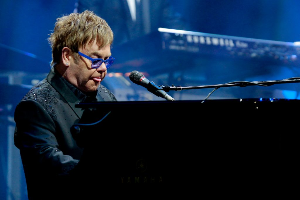 “No puedo leer una partitura”: Elton John revela pérdida de visión en su ojo derecho