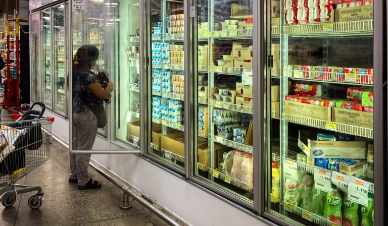 Especialistas entregan claves para enfrentar alza del costo de la vida sin caer en el sobreendeudamiento