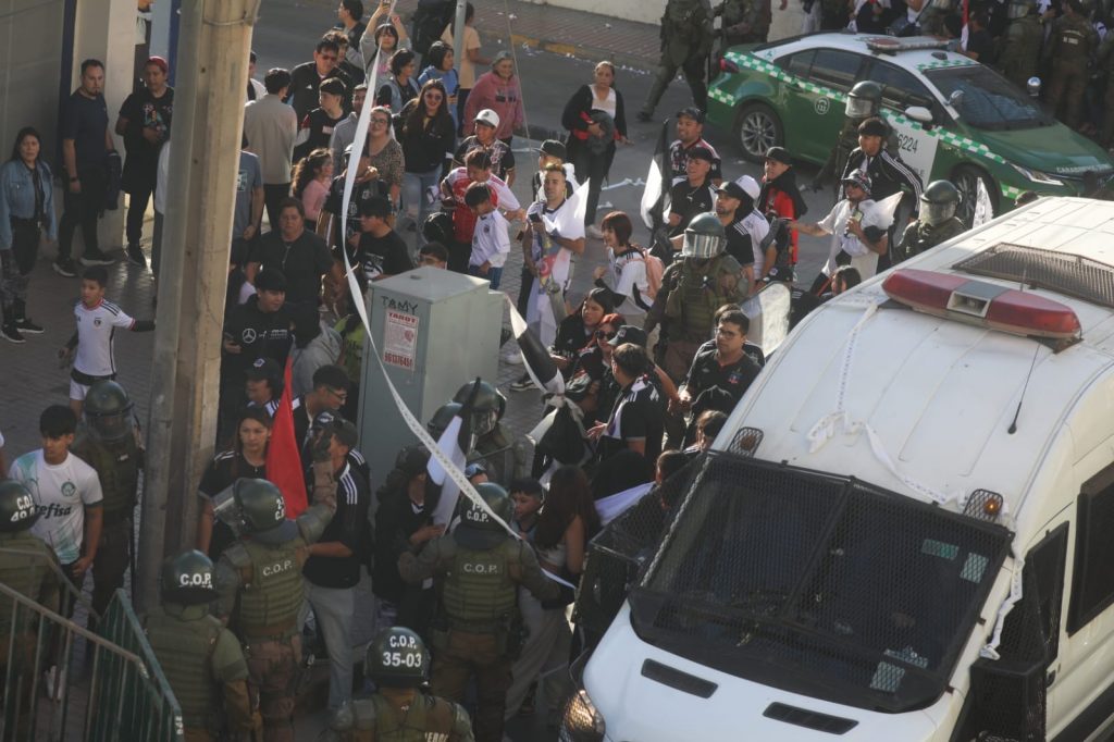 Hinchas de Colo Colo provocan desmanes en Copiapó y suspenden show de la Teletón