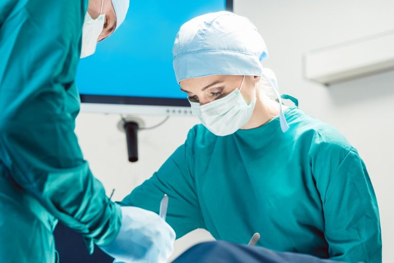 La carrera por el “cuerpo perfecto” antes del verano: los riesgos de apurar una cirugía estética