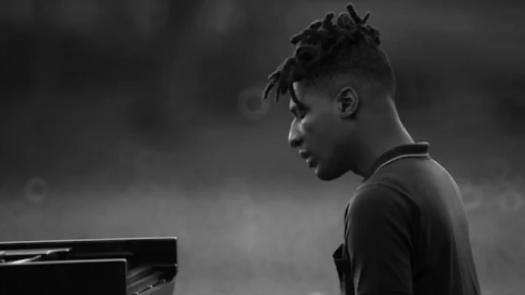 El destacado artista Jon Batiste lanza su disco solitario de piano “Beethoven Blues”