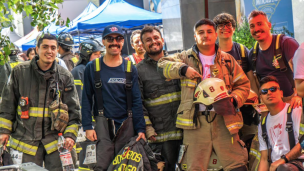 2.100 bomberos de Chile conquistan  los 62 pisos y 1.800 escalones del Costanera Center