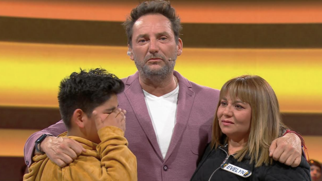 “Yo te voy a regalar un pasaje a ti”: El emotivo gesto de Daniel Fuenzalida con hijo de participante en “Ahora Caigo”