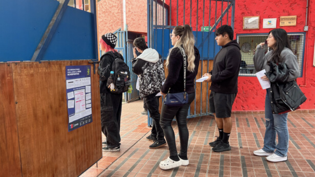 Sin celular, sin tomar alcohol y en la máxima oscuridad posible: ¿Cómo dormir bien antes de enfrentar la PAES?