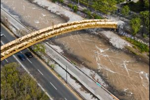 Puente Condell de Santiago envuelto en papel dorado: La obra de arte digital que sorprendió a la ciudad