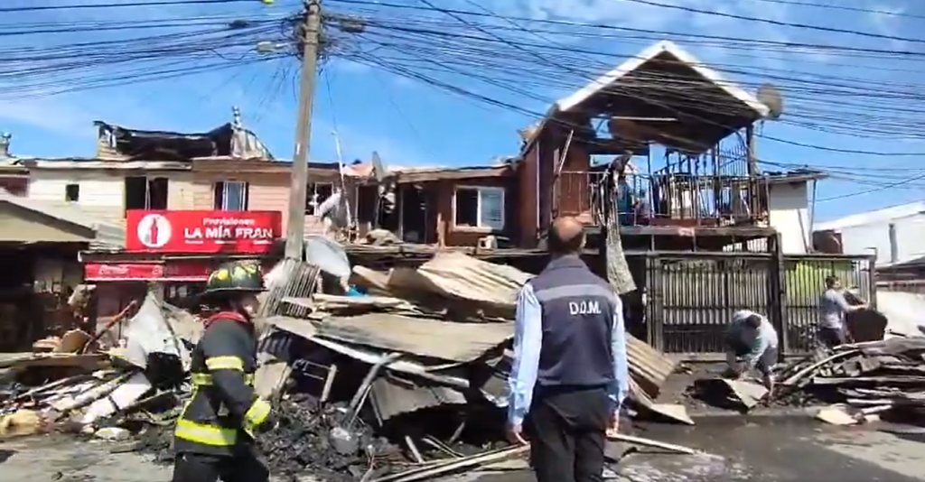 Incendio en Chiguayante afecta a 13 viviendas: vecinos apuntan a adulto mayor con Síndrome de Diógenes como responsable