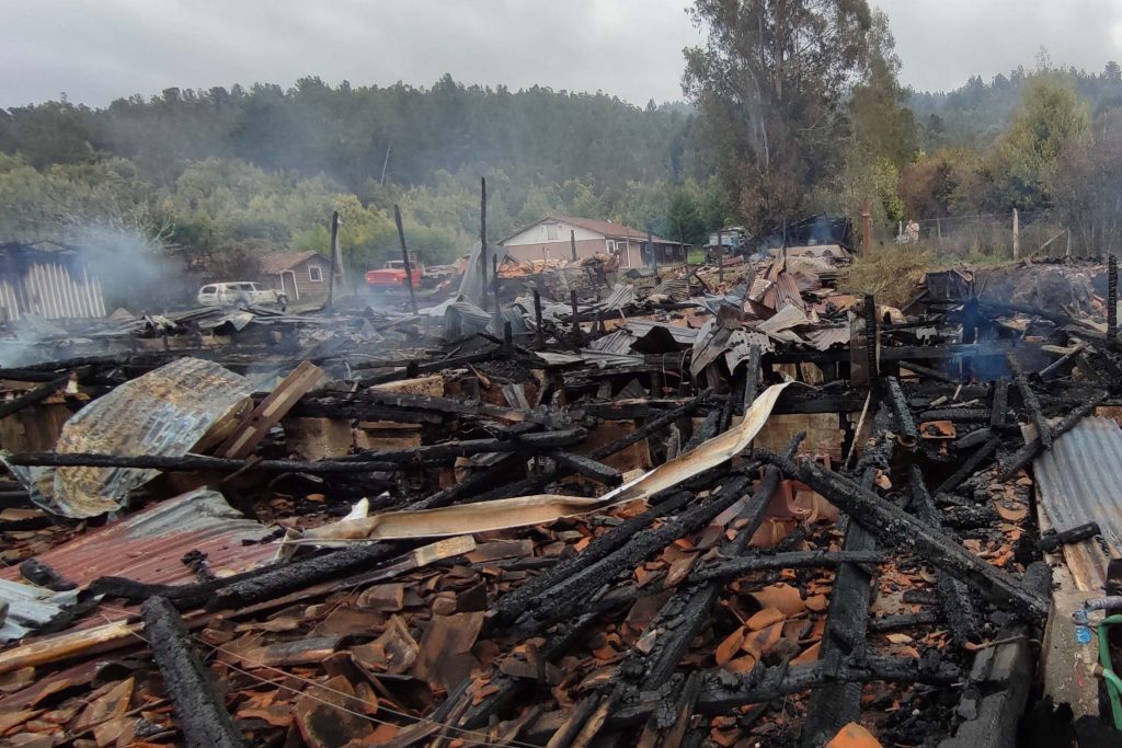 Nuevo ataque incendiario: Desconocidos queman siete máquinas en predio de la Araucanía