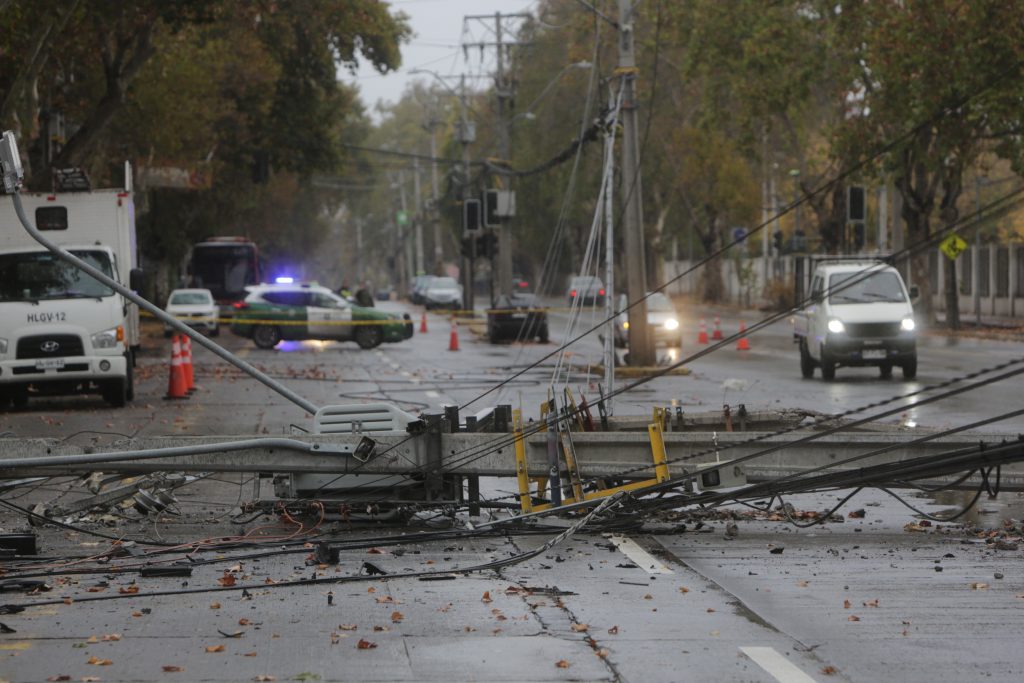 Conductor ebrio derriba postes y provoca corte de tránsito en Providencia