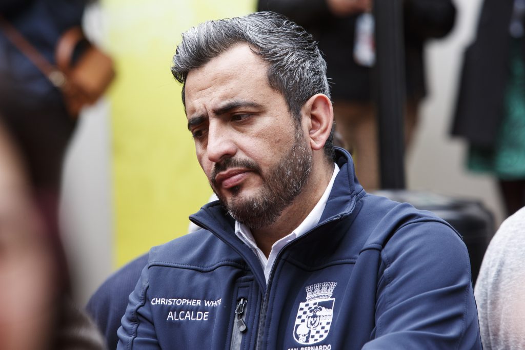 Alcalde de San Bernardo arremete contra Aguas Andinas por bus RED atrapado en aguas servidas