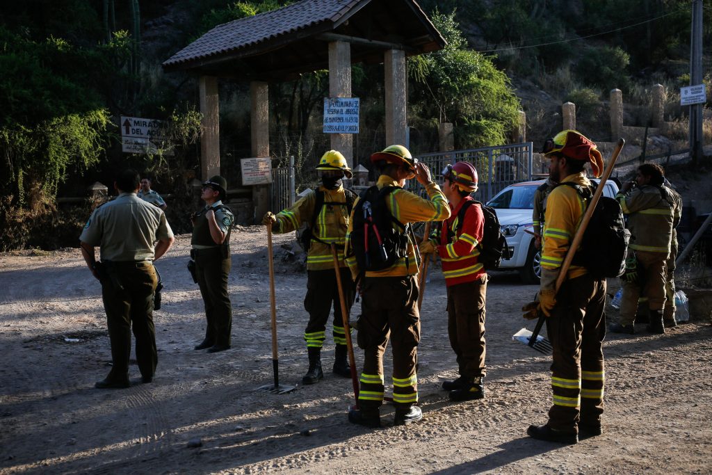 Senapred llama a evacuar población de Valparaíso por incendio forestal