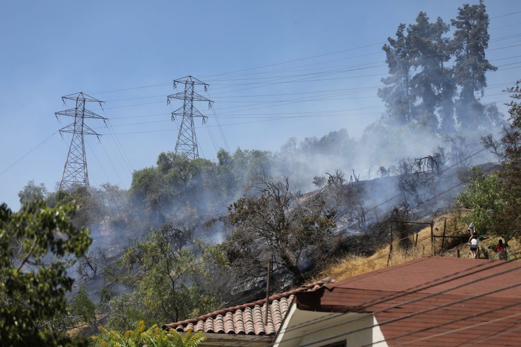 Incendio afecta al Cerro San Cristóbal