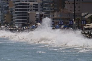 Marejadas anormales en Viña del Mar: Autoridades cierran Avenida Perú como medida preventiva 