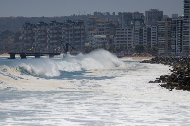Emiten aviso de marejadas para gran parte de la costa chilena: revisa las zonas afectadas