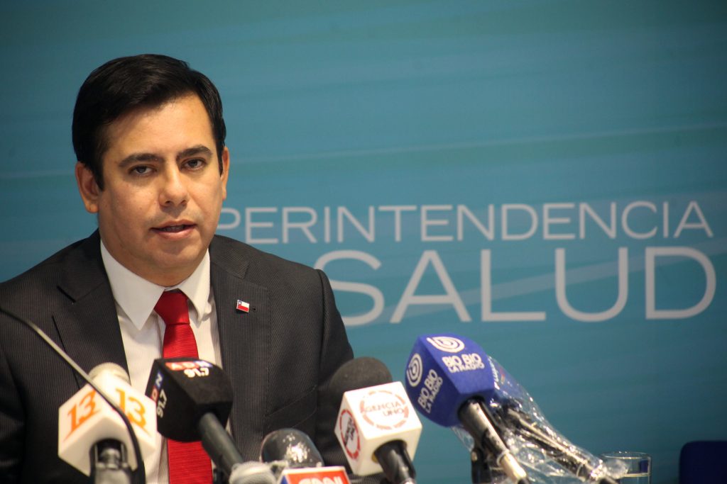 Exsuperintendente de Salud por devoluciones de isapres: “El peor error que se comete es que el Gobierno traspasa la responsabilidad al parlamento y viceversa”