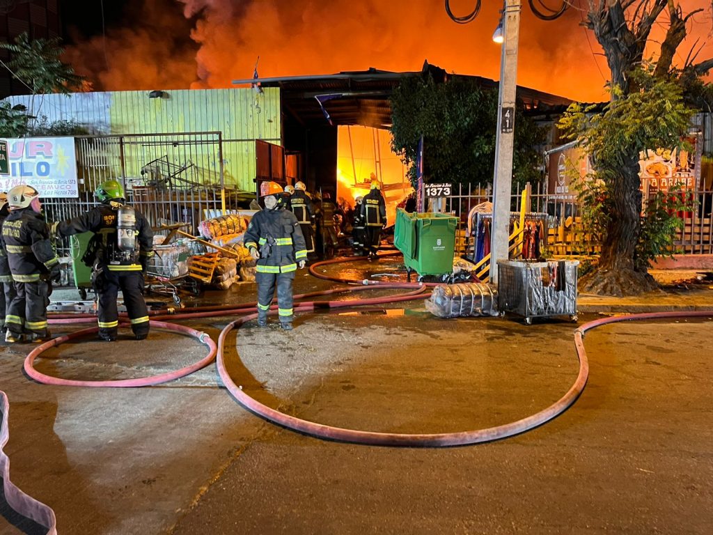 Incendio de gran magnitud afectó a locales comerciales en Estación Central