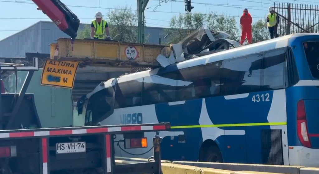 Bus queda atascado entre un paso bajo nivel y una viga en Estación Central