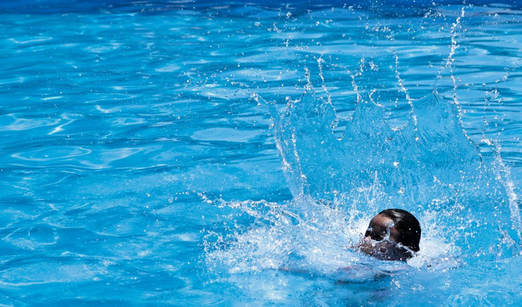 ¿Cómo evitar accidentes en piscinas? Guía práctica para cuidar a los niños