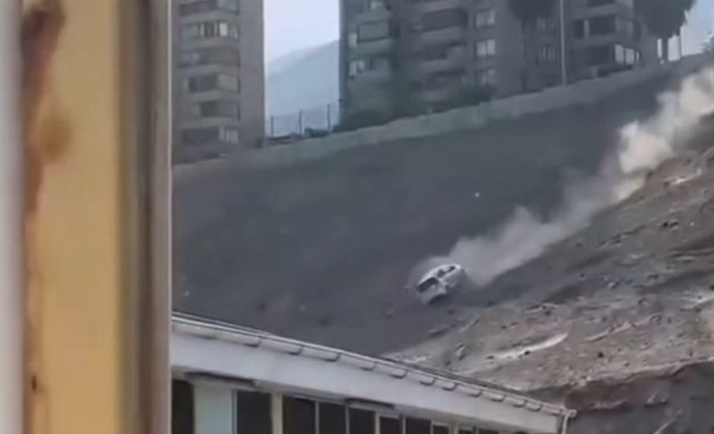 VIDEO | Accidente en Antofagasta: vehículo cae 40 metros por un barranco