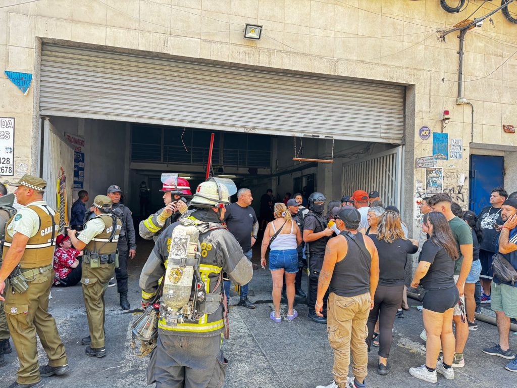 Grave incendio afecta bodega subterránea en pleno Barrio Meiggs