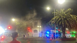 Incendio de gran magnitud se registra en casona de Santiago Centro