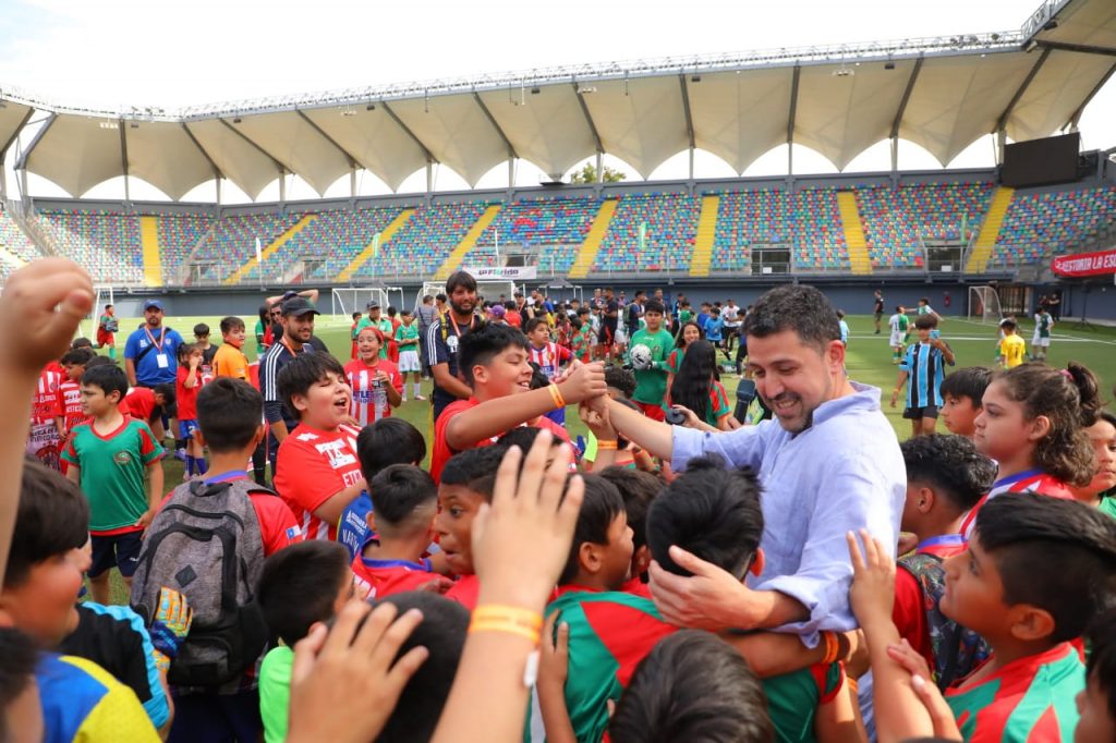 Campeonato Masivo de Fútbol Infantil en La Florida: 500 niños jugaron en el Estadio Bicentenario y fueron premiados 