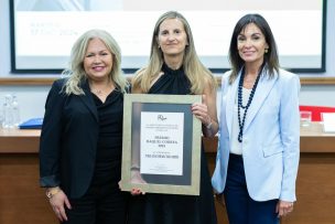 Paula Escobar recibe el Premio Raquel Correa 2024 de la ANMPE