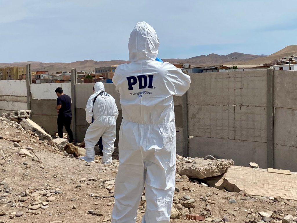 PDI investiga muerte de mujer hallada en sitio eriazo de Arica