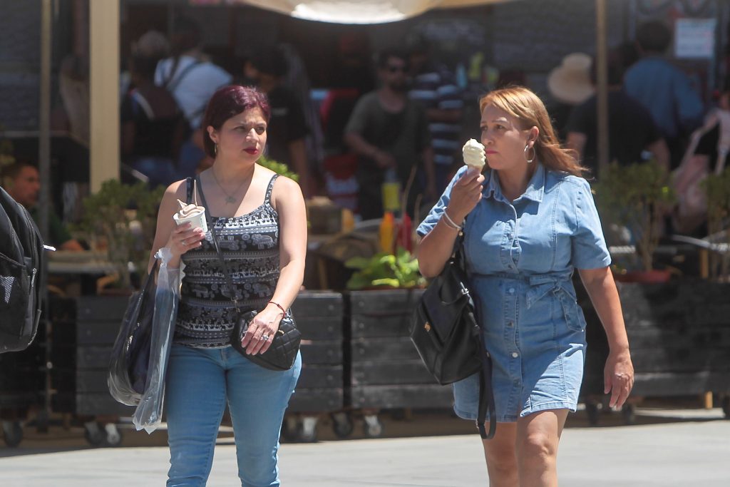 No da tregua: Altas temperaturas se extenderán hasta este fin de semana en siete regiones