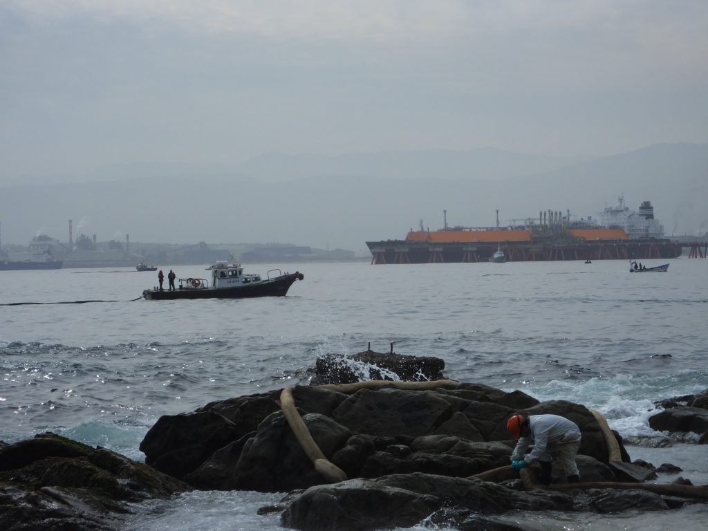 SMA multa a terminal marítimo de Copec en Quintero por incumplimientos ambientales