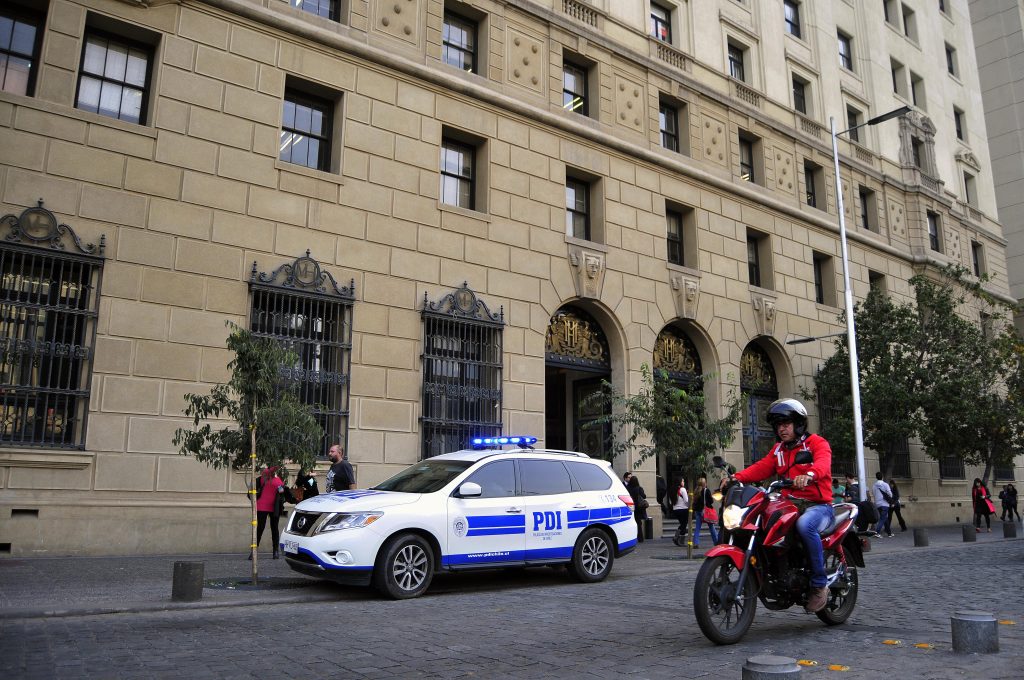 Mujer muere tras caer desde el Ministerio de Hacienda