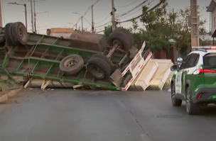 Camión de carga provoca corte de tránsito tras volcar en La Pintana