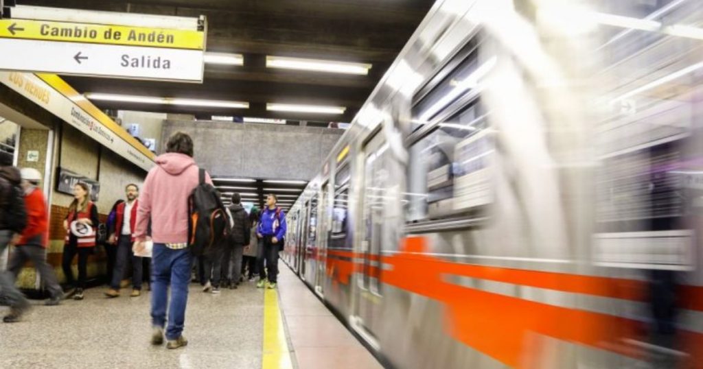 Metro de Santiago ofrece justificativo por retrasos tras cierre de estaciones en Línea 2