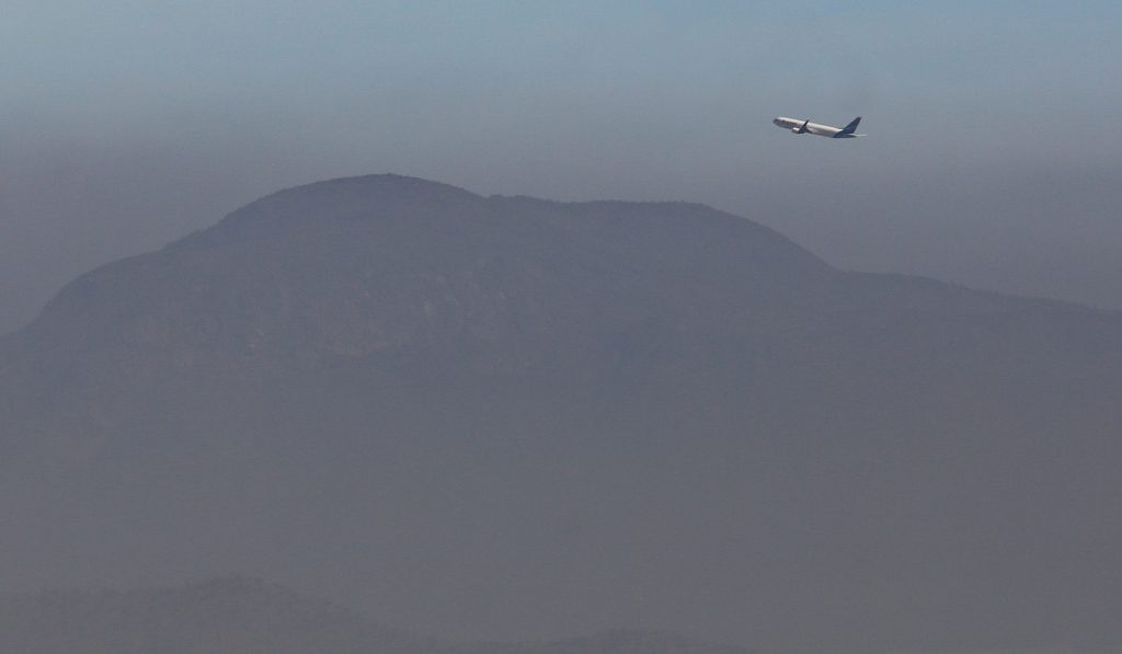 Avión de pasajeros choca con helicóptero del ejército mientras aterrizaba en el Aeropuerto Reagan de Washington