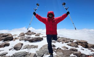 Con una sola pierna y sin prótesis: Chileno logra llegar a la cumbre más alta de América