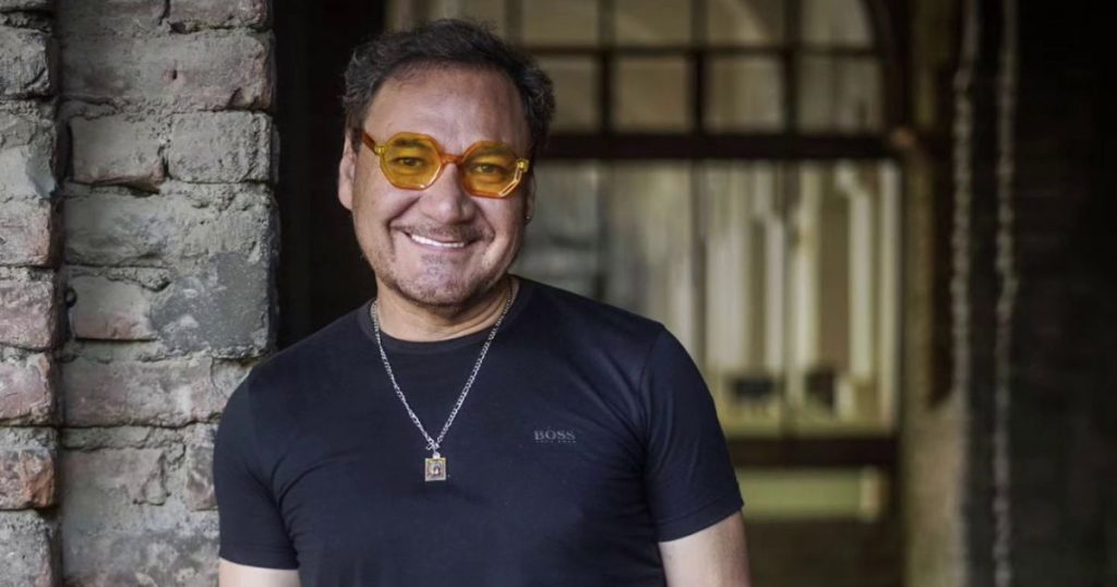 Rodrigo Muñoz revela nueva relación con pareja 20 años menor: “Ando feliz de nuevo”