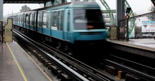 Metro de Santiago suspende 8 estaciones de Línea 5 por persona en la vía