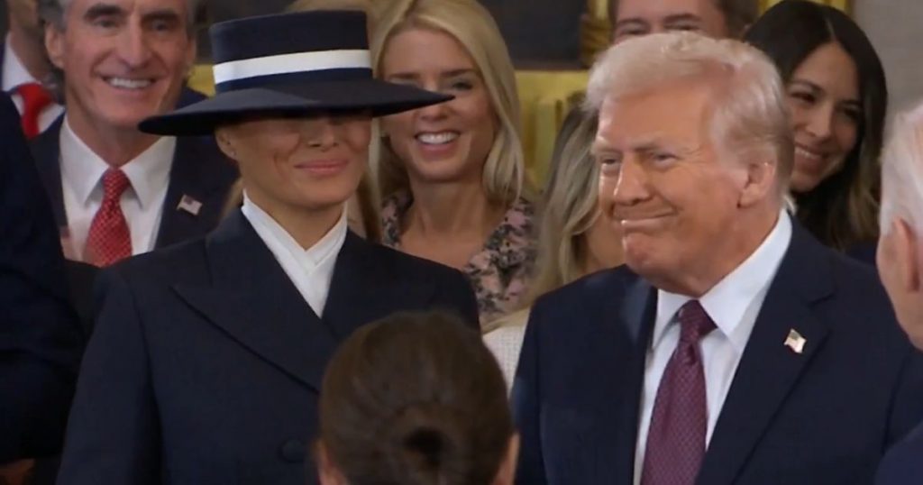 Así fue el ‘no-beso’ de Donald y Melania Trump durante la investidura: Sombrero generó “inconveniente”