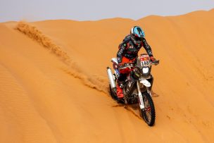 Tomás de Gavardo avanza en el Dakar, pero sufre con la lluvia, el frío y las muñecas