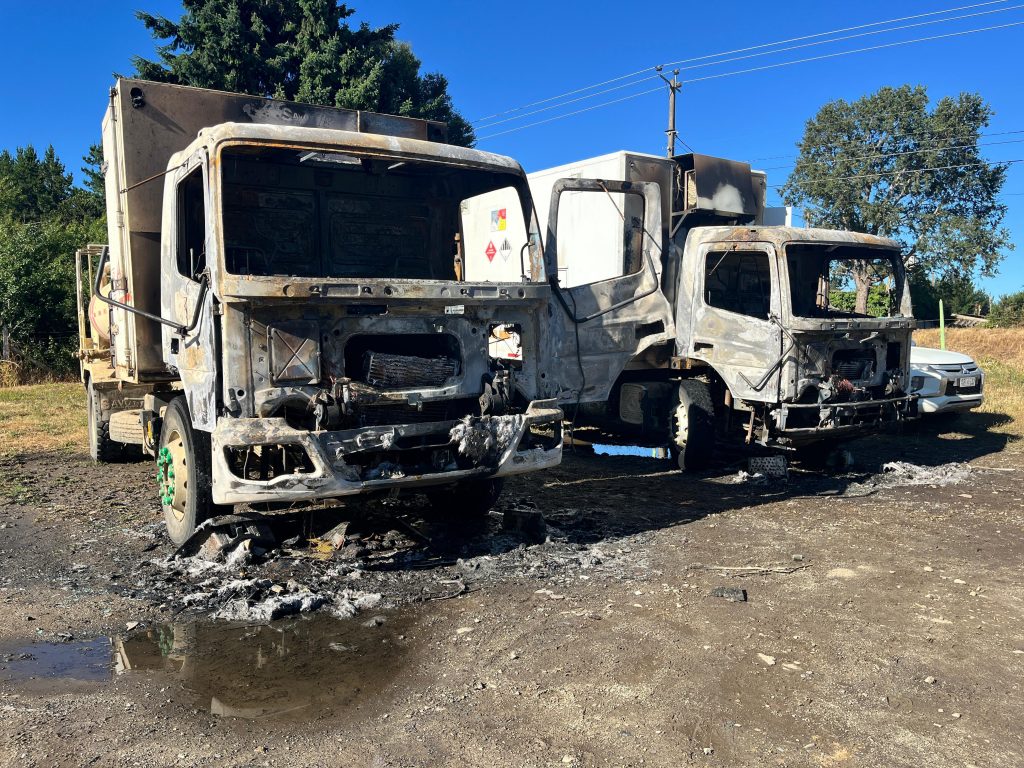 Nuevo ataque incendiario en Los Álamos afecta a vehículos forestales: sujetos dejaron lienzo en el lugar