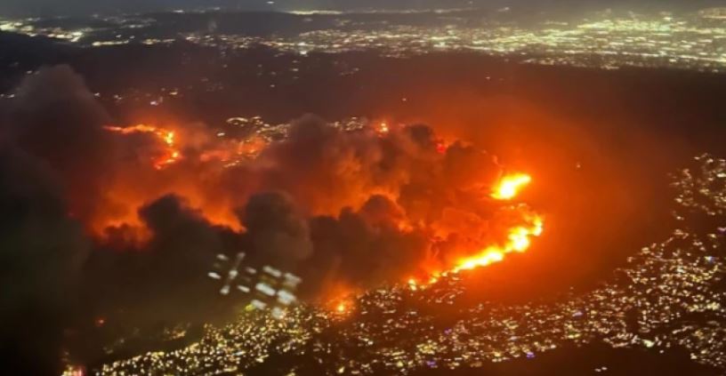 Aumentan a 24 los fallecidos por incendios en Los Ángeles: Se registra emergencia sanitaria y evacuaciones masivas