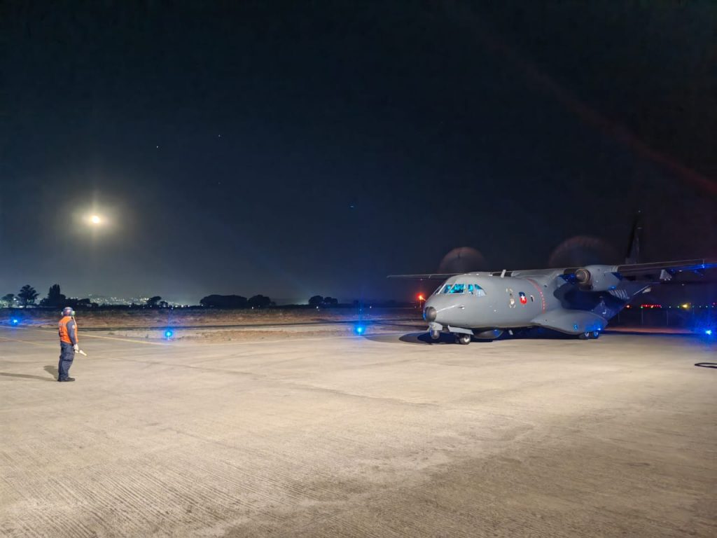 Avión de la Armada apoya el monitoreo de los incendios forestales en la zona centro sur del país