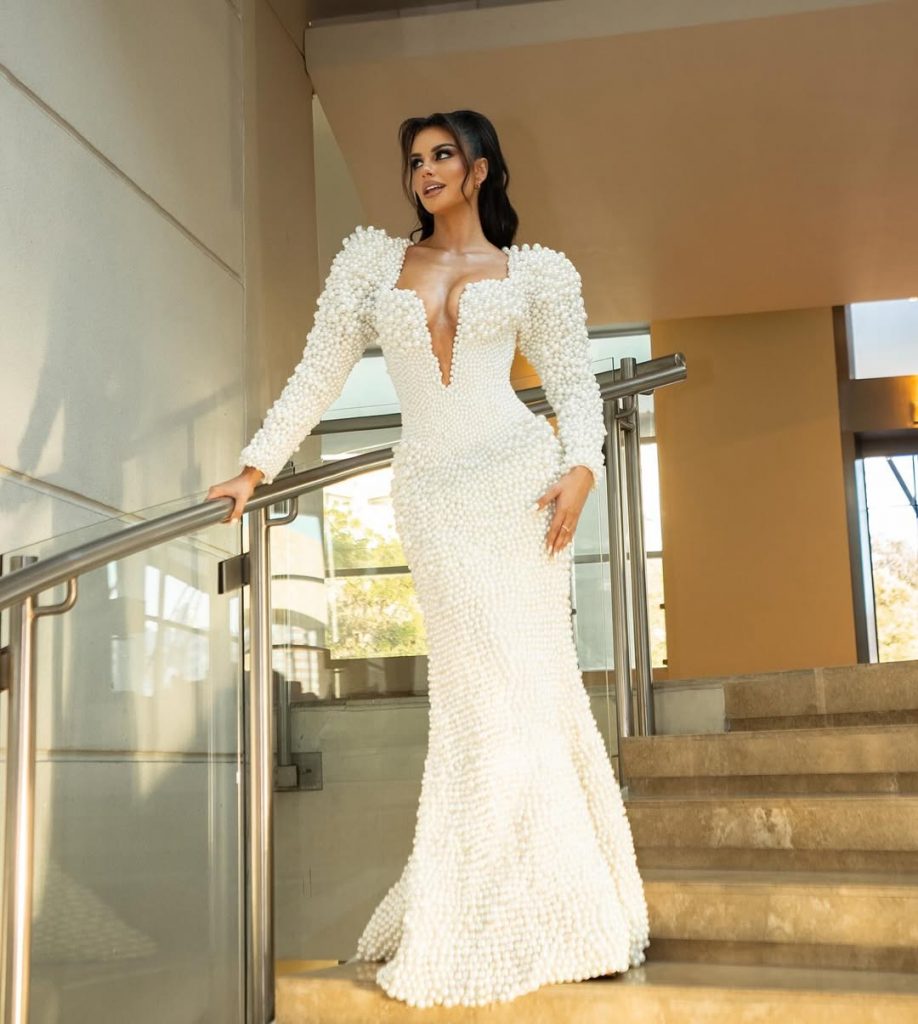 Más de 20 kilos y 38 mil perlas: Los detalles del vestido que usó Emilia Dides la primer noche de Viña 2025