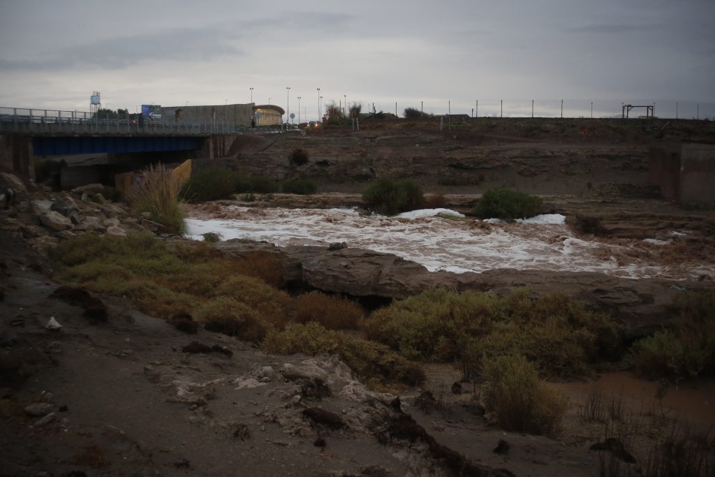 Senapred ordena evacuación en Calama por desborde del río Loa