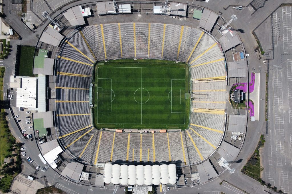 Monumental en problemas: Abren sumario interno por el estado de la cancha